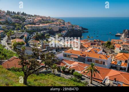 Vue sur les toits rouges du village portuaire, Camara de Lobos, Madère, Portugal, Europe Banque D'Images