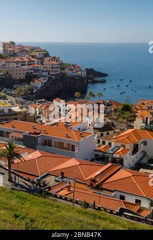 Vue sur les toits rouges du village portuaire, Camara de Lobos, Madère, Portugal, Europe Banque D'Images