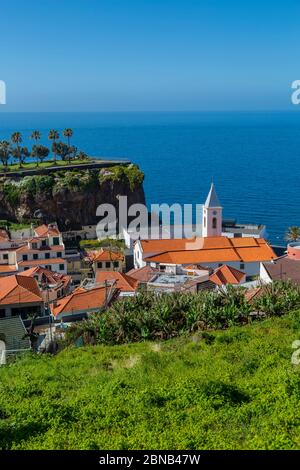 Vue sur les toits rouges du village portuaire, Camara de Lobos, Madère, Portugal, Europe Banque D'Images