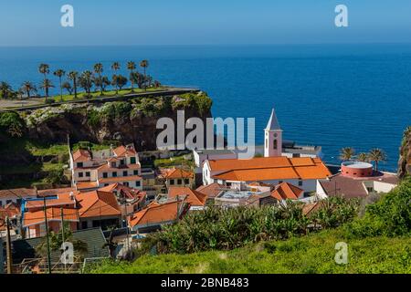 Vue sur les toits rouges du village portuaire, Camara de Lobos, Madère, Portugal, Europe Banque D'Images