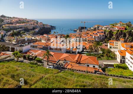 Vue sur les toits rouges du village portuaire, Camara de Lobos, Madère, Portugal, Europe Banque D'Images