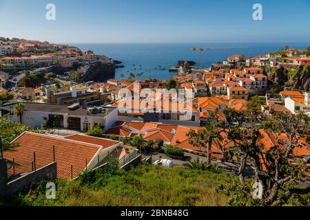 Vue sur les toits rouges du village portuaire, Camara de Lobos, Madère, Portugal, Europe Banque D'Images