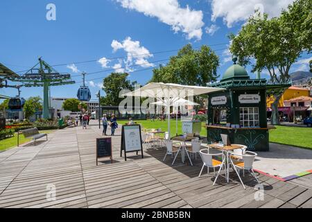 Vue sur les téléphériques et le café en bord de mer au printemps, Funchal, Madère, Portugal, Europe Banque D'Images