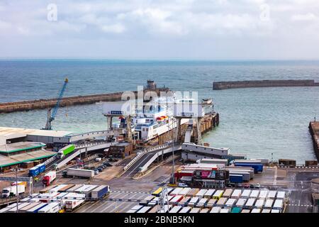 Le ferry de Cross Channel débarque ses voitures et ses camions à Douvres docks, Kent, Royaume-Uni. Banque D'Images