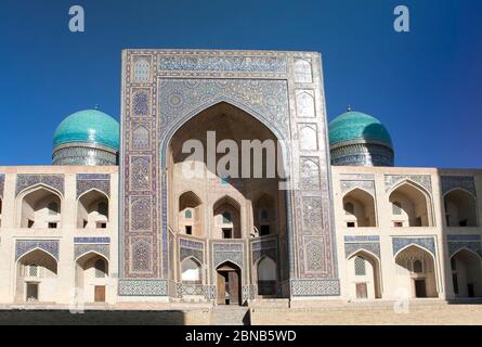 Sher-Dor Madrasah sur la place Registan, l'inscription au-dessus de la porte dans un script arabe spécial, dit-il «Seigneur tout-puissant!» . Samarkand. Ouzbékistan Banque D'Images