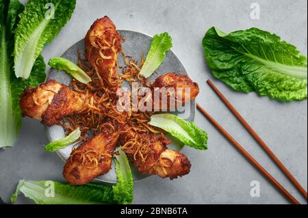 Gai Tod Hat Yai ou Thai Deep Fried Chicken sur plaque grise sur fond de béton. Gai Tod Hed Yai est un plat de cuisine de thaïlande. Cuisine thaïlandaise. Poulet frit le Banque D'Images