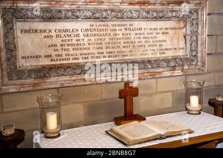 Royaume-Uni, Angleterre, Derbyshire, Edensor, Norman Villa, chapelle Cavendish de l'église Saint-Pierre, mémorial de Frederick Cavendish, secrétaire en chef de l'Irlande, murde Banque D'Images