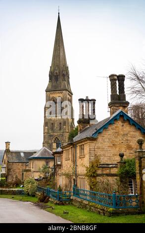 Royaume-Uni, Angleterre, Derbyshire, Edensor, maisons du milieu de l'époque victorienne sous la flèche de l'église Saint-Pierre Banque D'Images