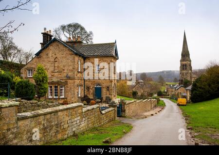 Royaume-Uni, Angleterre, Derbyshire, Edensor, maison mi-victorienne à flanc de colline au-dessus de l'église St Pater Banque D'Images