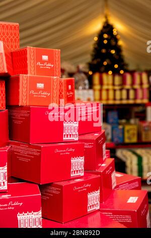 Royaume-Uni, Angleterre, Derbyshire, Pilsley, Chatsworth Estate Farm Shop, marquise de Noël, Plum et Chistmas pudding exposition Banque D'Images
