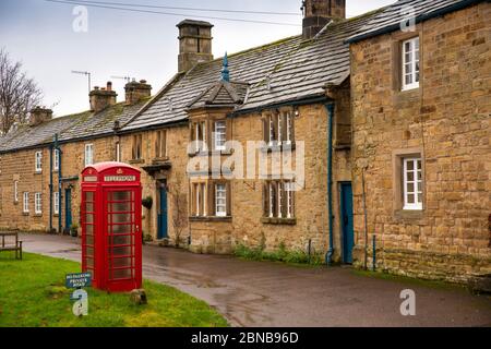 Royaume-Uni, Angleterre, Derbyshire, Pilsley, ancienne boîte téléphonique K6 à l'extérieur des maisons en pierre du village de Chatsworth Estate Banque D'Images