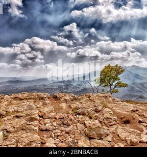 Emilia Romagna - paysage rocheux, presque lunaire du sommet de la Pierre de Bismantova. Et panoramique sur les Apennines environnantes. Banque D'Images