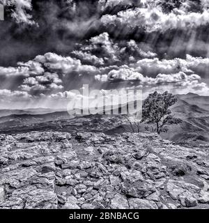 Emilia Romagna - paysage rocheux, presque lunaire du sommet de la Pierre de Bismantova. Et panoramique sur les Apennines environnantes. Banque D'Images