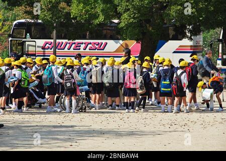 Écoliers du parc commémoratif de la paix d'Hiroshima, Japon Banque D'Images