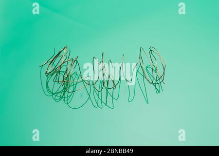 Le cuivre est un grand conducteur d'électricité, le fil de cuivre à lignes de plastique est utilisé pour la connectivité et la transmission du courant électrique. Banque D'Images