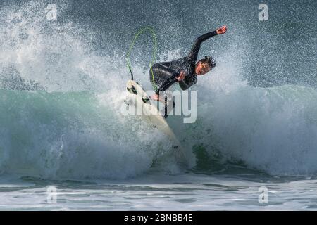 Spectaculaire action de surf sauvage à Fistral à Newquay, en Cornouailles. Banque D'Images