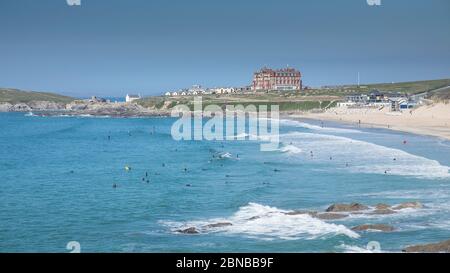 Une image panoramique d'une vue sur la baie de Fistral par une journée ensoleillée à Newquay, en Cornouailles. Banque D'Images