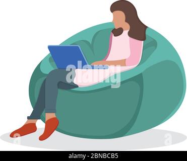 Femme personnage chaise de sac souple assise, femme utiliser ordinateur portable et étude isolée sur blanc, illustration vectorielle plate. Concept de dessin animé, poste de travail à distance Illustration de Vecteur