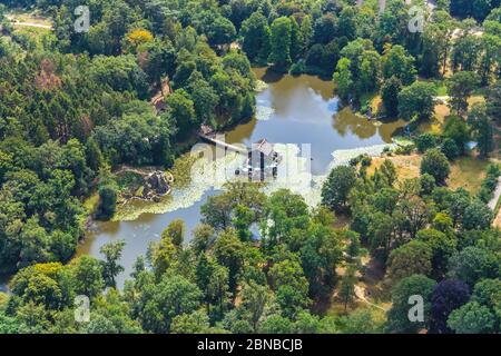 Restaurant Schweizer Haeuschen au milieu du lac, Biotopwildpark Anholter Schweiz, 01.08.2019, vue aérienne, Allemagne, Rhénanie-du-Nord-Westphalie, Basse-Rhin, Isselburg Banque D'Images