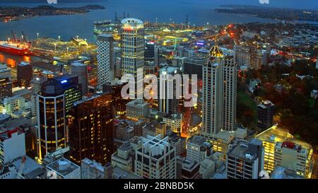 vue depuis la tour du ciel, prise de vue nocturne, Nouvelle-Zélande, Auckland