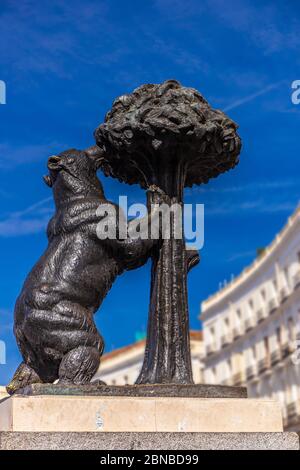 Symbole de Madrid : statue d'ours avec fraise à la Puerta del sol à Madrid, Espagne Banque D'Images