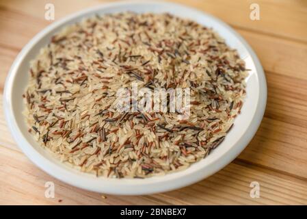 Différents types de grains de céréales groats dans des bols en céramique blanche. La nourriture. Banque D'Images