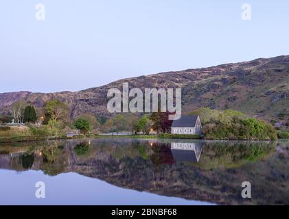 Gougane Barra, Cork, Irlande. 14 mai 2020. La lumière du matin capture les environs paisibles de l'Oratoire de Saint-Finbarr à Gougane Barra, Co. Cork, Irlande. - crédit; David Creedon / Alamy Live News Banque D'Images