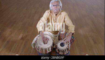 Homme jouant à la batterie indienne. Banque D'Images