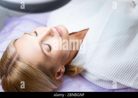 Femme examinée dans un salon de beauté Banque D'Images