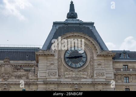 Façade du Musée d'Orsay, célèbre musée avec les principales collections d'art européen, situé dans une ancienne gare monumentale. Paris, France. Banque D'Images