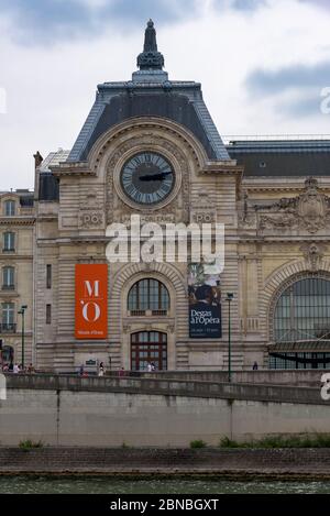 Façade du Musée d'Orsay, célèbre musée avec les principales collections d'art européen, situé dans une ancienne gare monumentale. Paris, France. Banque D'Images