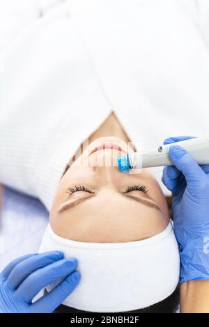 Femme caucasienne détendue ayant un visage professionnel Banque D'Images