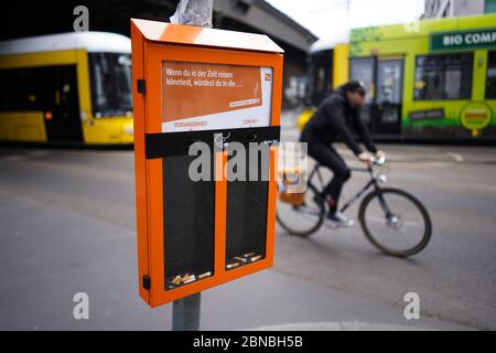 Berlin, Allemagne. 14 mai 2020. Un conteneur de réconciliation pour les mégots de cigarettes est situé à la station de métro Friedrichstraße. Le BSR aimerait motiver les fumeurs à ne pas jeter leurs mégots de cigarettes sur le sol mais à participer à un vote avec eux. À cette fin, diverses questions ont été conçues, qui peuvent être vues sur les conteneurs et qui sont échangées à intervalles réguliers, comme : « que préférez-vous regarder ? ». · 'Movies' ou 'série'. Le test est conçu pour durer trois mois. Credit: Jörg Carstensen/dpa/Alay Live News Banque D'Images