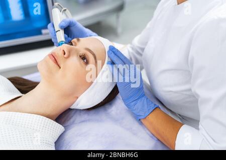 Femme en position allongée pendant une procédure de beauté Banque D'Images