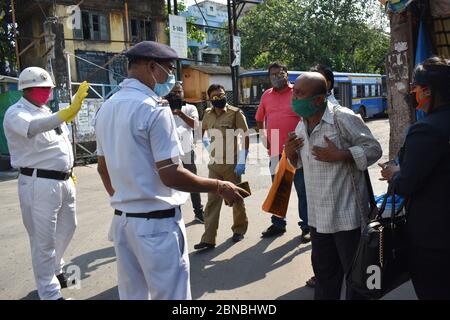 Kolkata, Inde. 14 mai 2020. Mardi, le gouvernement du Bengale occidental a ajouté sept autres routes à ses six services d'autobus qui ont été opérationnels pendant le confinement. L'intensification des services soutiendra les personnes qui ont commencé à se rendre sur leur lieu de travail de 7h à 19h, a déclaré un responsable du département des transports. « le service de bus squelettique sera étendu, reliant les points nodaux de Kolkata et les zones voisines, pour une utilisation en cas d'urgence ou pour les travailleurs de première ligne », a déclaré le ministre des Transports Suvendu Adhikari. Credit: Pacific Press Agency/Alay Live News Banque D'Images