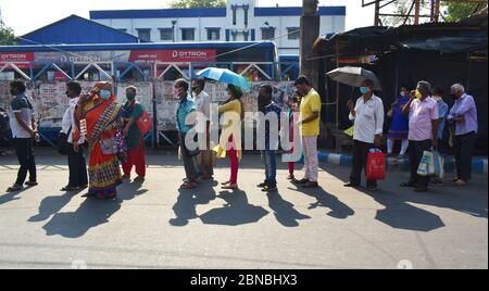 Kolkata, Inde. 14 mai 2020. Mardi, le gouvernement du Bengale occidental a ajouté sept autres routes à ses six services d'autobus qui ont été opérationnels pendant le confinement. L'intensification des services soutiendra les personnes qui ont commencé à se rendre sur leur lieu de travail de 7h à 19h, a déclaré un responsable du département des transports. « le service de bus squelettique sera étendu, reliant les points nodaux de Kolkata et les zones voisines, pour une utilisation en cas d'urgence ou pour les travailleurs de première ligne », a déclaré le ministre des Transports Suvendu Adhikari. Credit: Pacific Press Agency/Alay Live News Banque D'Images