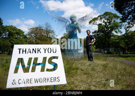 Le sculpteur Luke Perry, par son travailleur médical ailé, qui a été installé dans un parc près de Birmingham, rendant hommage au NHS et aux travailleurs de soins pendant la pandémie du coronavirus. L'ange de quatre mètres de haut, qui est fait de métal et de matériaux déjà installés dans son usine, à Lightwoods Park, Bearwood, se trouve sur une route principale pour trois hôpitaux locaux. Banque D'Images