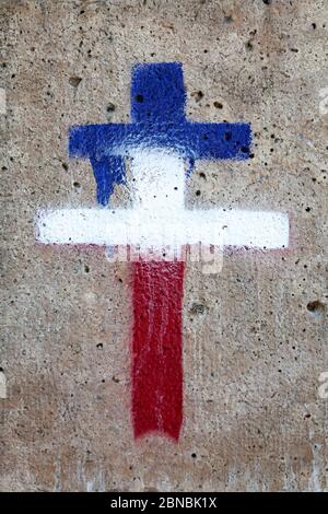 Paris, France - septembre 07 2016 : croix de Loraine peinte en bleu, blanc et rouge comme le drapeau français sur un mur. Banque D'Images