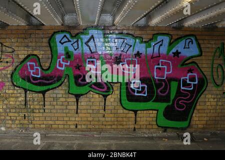 Londres, Angleterre - août 30 2006 : graffitis peint sur un mur de briques sous un pont traversant la Tamise. Banque D'Images