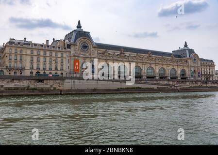 Façade du Musée d'Orsay, célèbre musée avec les principales collections d'art européen, situé dans une ancienne gare monumentale. Paris, France. Banque D'Images