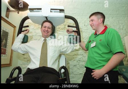 Ivan Lewis, sous-secrétaire d'État parlementaire au ministère de l'éducation et des compétences, essaie la salle de sport lors d'une visite à Bristol en 2002 Banque D'Images