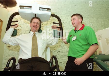 Ivan Lewis, sous-secrétaire d'État parlementaire au ministère de l'éducation et des compétences, essaie la salle de sport lors d'une visite à Bristol en 2002 Banque D'Images