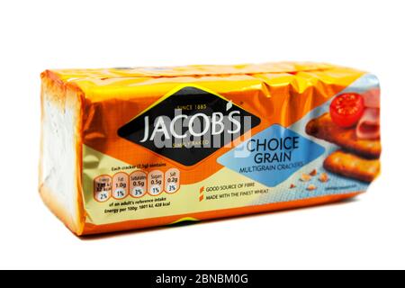 Craquelins crème Jacob paquet de crème Jacobs paquet de multigrain logo produit découpe coupé blanc arrière-plan copie espace isolé Banque D'Images