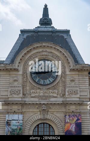 Façade du Musée d'Orsay, célèbre musée avec les principales collections d'art européen, situé dans une ancienne gare monumentale. Paris, France. Banque D'Images