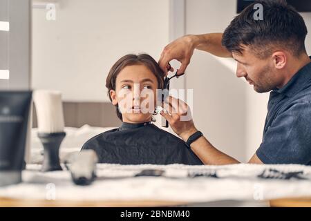 Un petit garçon se coupe à la maison Banque D'Images