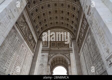 Vue rapprochée de l'Arc de Triomphe de l'Etoile, l'un des monuments les plus célèbres de Paris, France. Banque D'Images