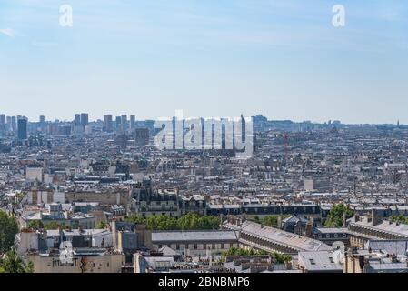 Vue panoramique aérienne de Paris, France, par une belle journée d'été, depuis la colline de Montmartre. Banque D'Images