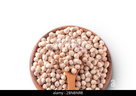 Séchez les perles brunes de tapioca dans un bol en bois avec une cuillère isolée sur fond blanc, gros plan, ingrédient de la fabrication de boba lait thé. Banque D'Images