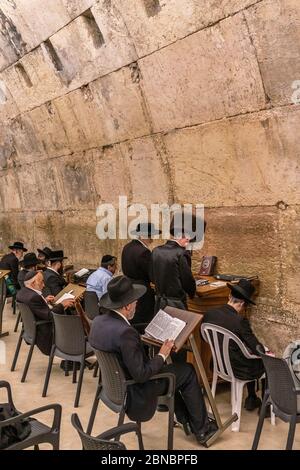 Israël, Jérusalem, le mur occidental, les hommes juifs adorent la synagogue sous l'arche de Wilson au mur occidental du Mont du Temple dans le quartier juif de la vieille ville. La vieille ville de Jérusalem et ses remparts sont classés au patrimoine mondial de l'UNESCO. Banque D'Images