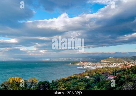 Izola point de vue de la mer dans un jour ensoleillé, Slovénie, Europe. Banque D'Images